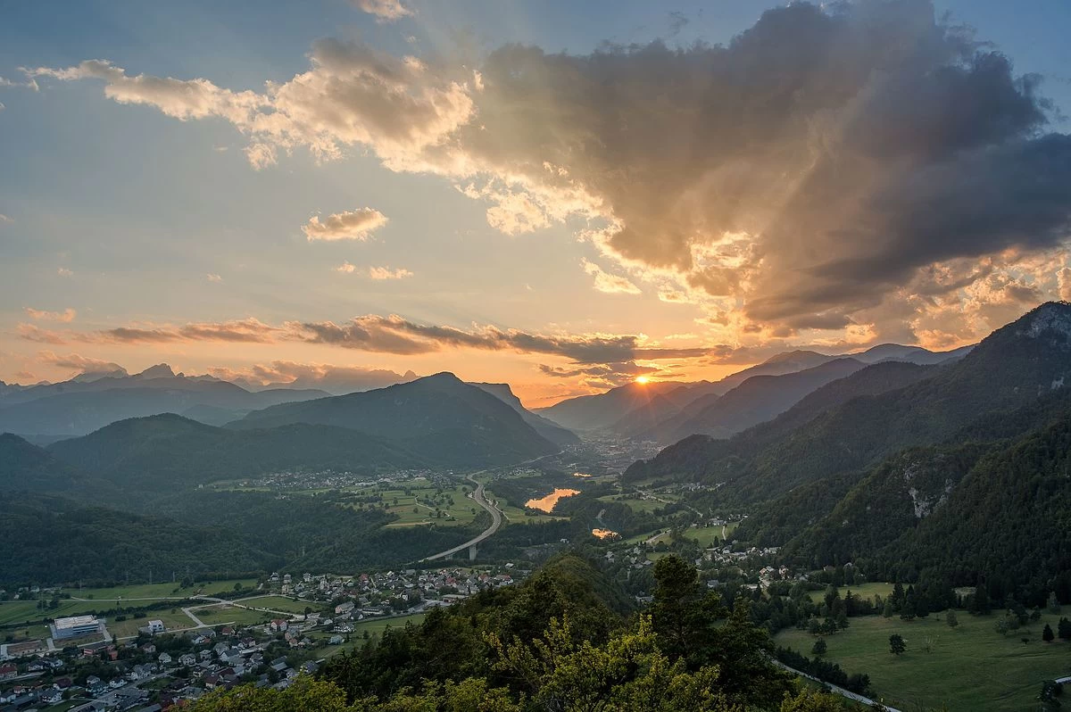 Prosta delovna mesta Jesenice - Preverite delodajalca